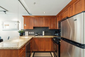 Wasserkocher mit Kaffee-/Teezubehör, Kühlschrank, Mikrowelle, Ofen