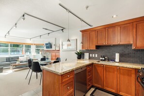Wasserkocher mit Kaffee-/Teezubehör, Kühlschrank, Mikrowelle, Ofen