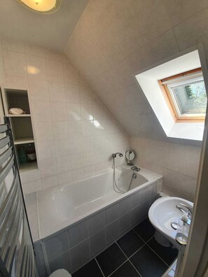 Baignoire, séchoir à cheveux