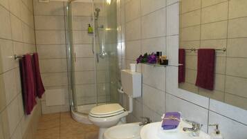 Dusche, Haartrockner, Bidet, Handtücher