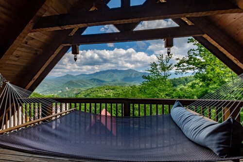 GATLINBURG LOG CABIN SPECTACULAR VIEWS HOT TUB LUXURY HONEYMOON ANNIVERSARY 
