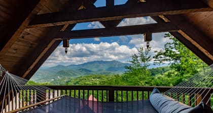 GATLINBURG LOG CABIN SPECTACULAR VIEWS HOT TUB LUXURY HONEYMOON ANNIVERSARY