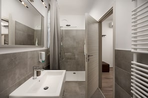 Ensemble baignoire-douche, séchoir à cheveux, bidet, serviettes fournies
