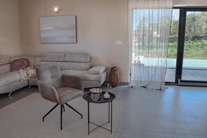 Een smart-tv en een open haard