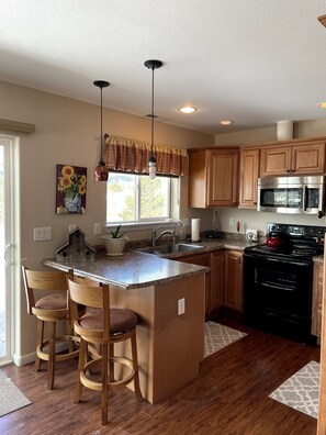 冷蔵庫、電子レンジ、オーブン、コンロ