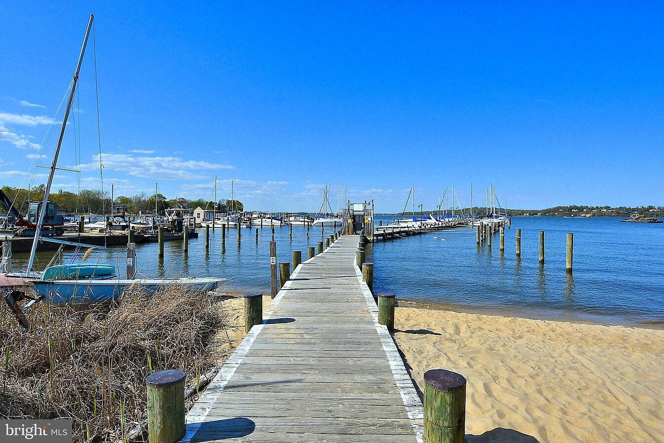 Beautiful & Close to Everything: Private Community Beach, pier, 8mi to Annapolis