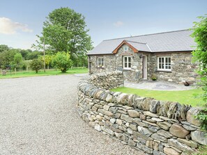 Property grounds - 3 bedroom accommodation in Tregaron (Tregaron)