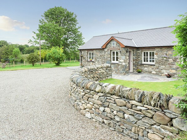 A stone house with a gravel driveway and a stone wall. - 3 bedroom accommodation in Tregaron (Tregaron)