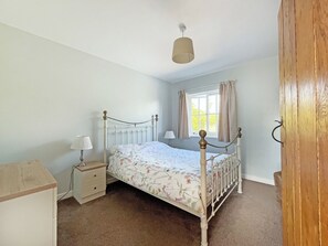 3 bedrooms, free WiFi, bed sheets - 3 bedroom accommodation in Tregaron (Tregaron)