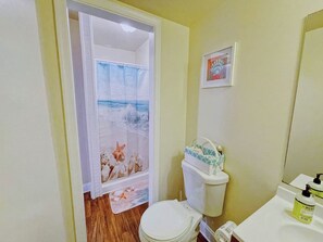 Een douche, handdoeken, zeep, toiletpapier