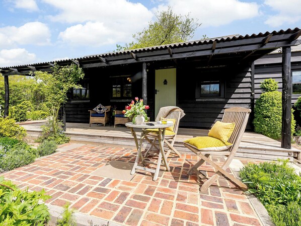Outdoor dining - 1 bedroom accommodation in Ashford (Ashford)
