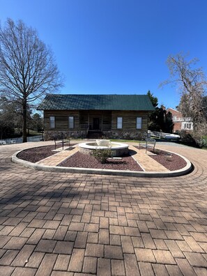 Exterior - Lakefront Log Cabin on Beautiful Kerr Lake in downtown Clarksville VA (Clarksville)