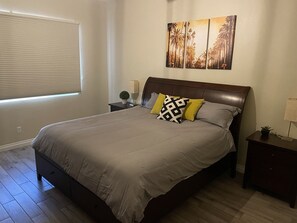 3 Schlafzimmer, Schreibtisch, Bügeleisen/Bügelbrett, Reisekinderbett