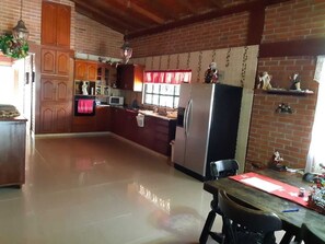 Kylskåp, mikrovågsugn, ugn och spishäll