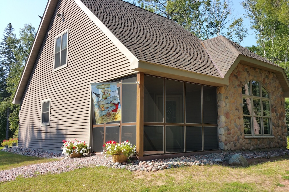 Two bedroom cottage near beautiful Herbster beach.