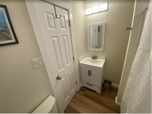 Combined shower/bathtub, hair dryer, towels