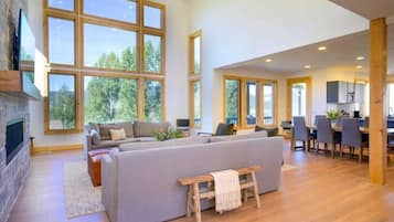 Älytelevisio, takka, työhuone