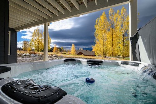 The Ledges | Ski Getaway | Hot Tub & Theater Room