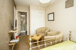 2 slaapkamers, een strijkplank/strijkijzer, reisbedje, gratis wifi