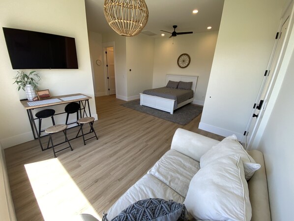 1 bedroom, desk, free WiFi, bed sheets