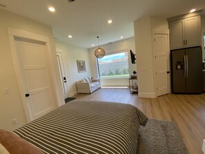 1 bedroom, desk, free WiFi, bed sheets