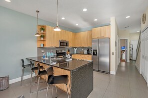 冰箱、微波炉、烤箱、炉灶