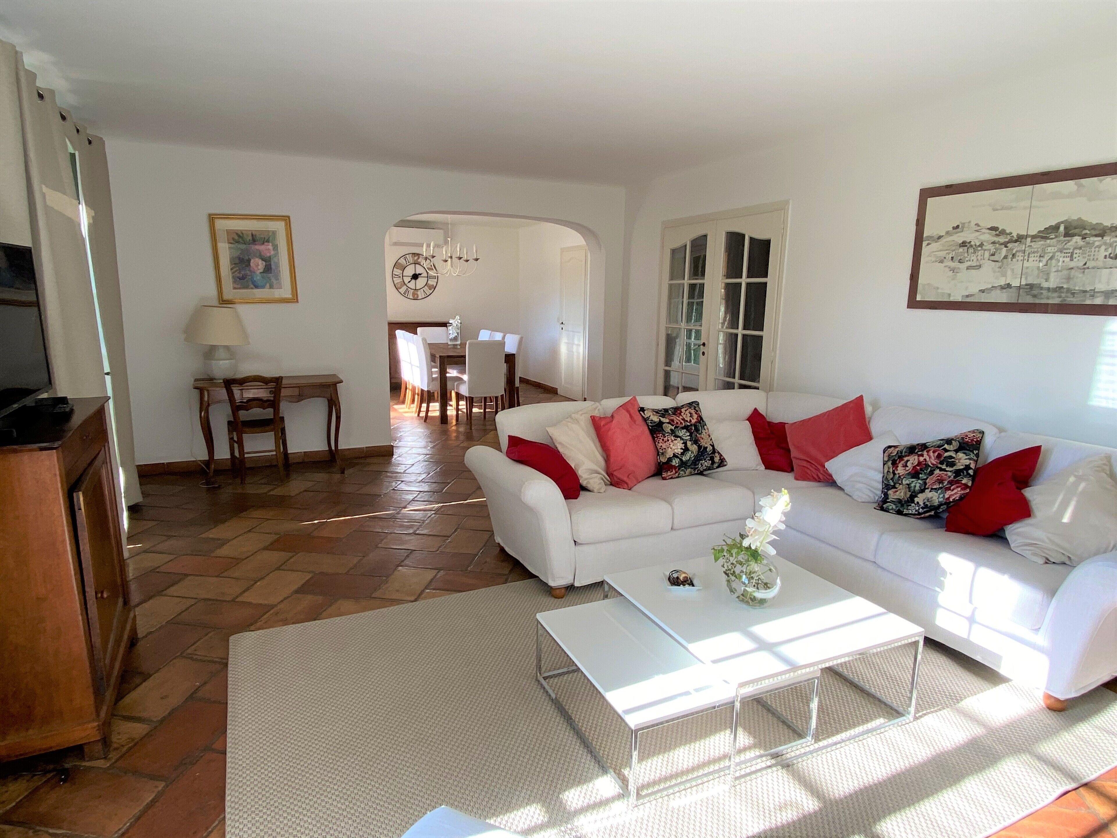 Villa with swimming pool close to the sea and the city center