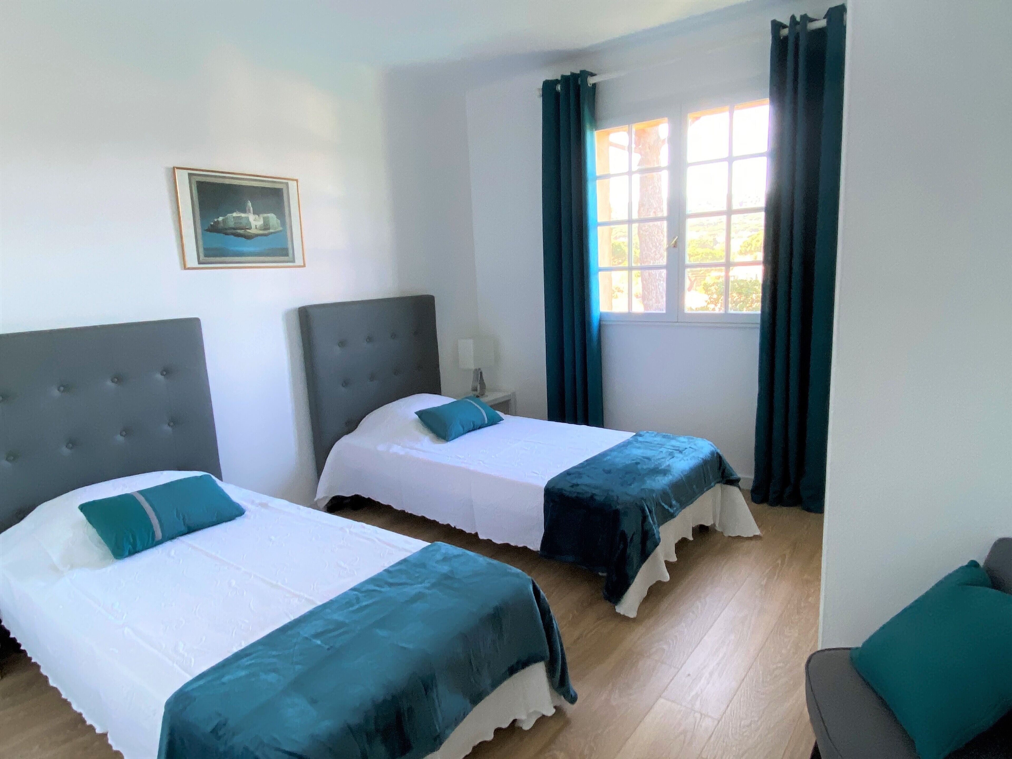 Villa with swimming pool close to the sea and the city center