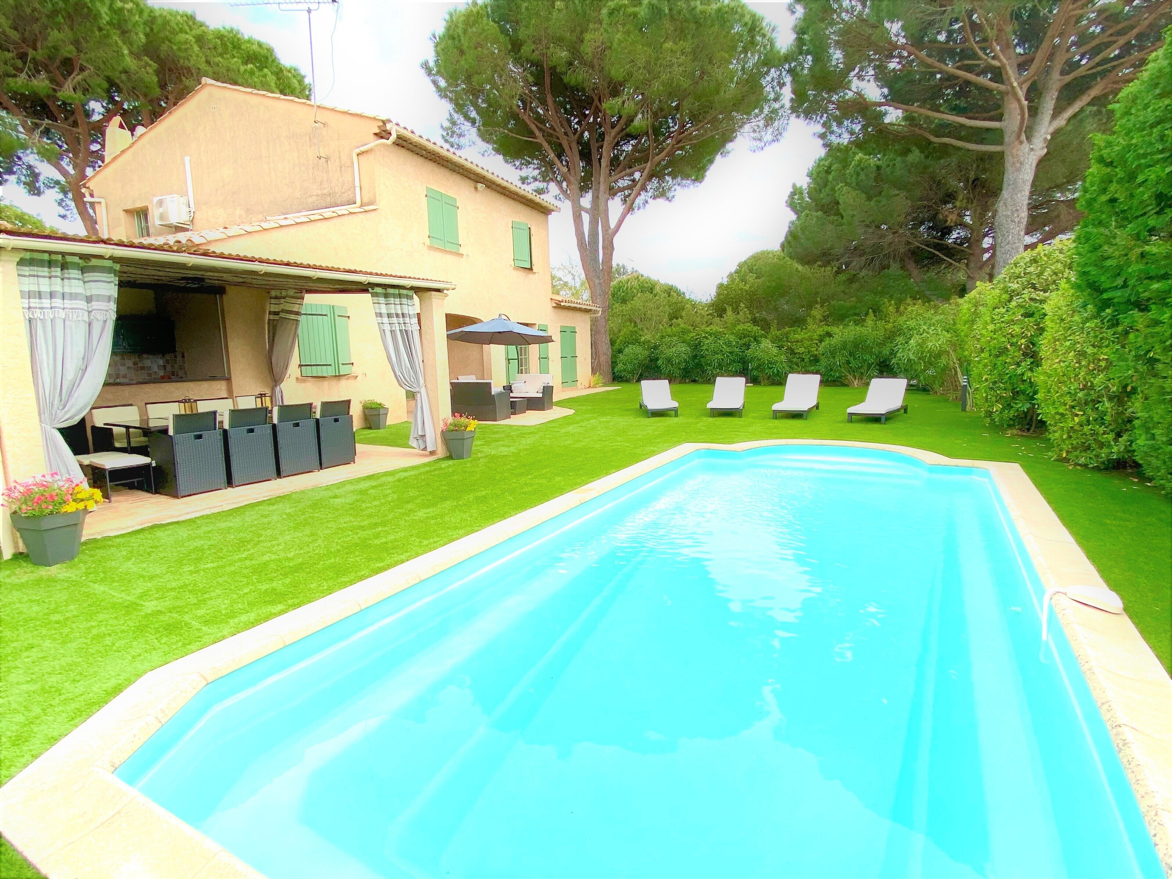 Villa with swimming pool close to the sea and the city center