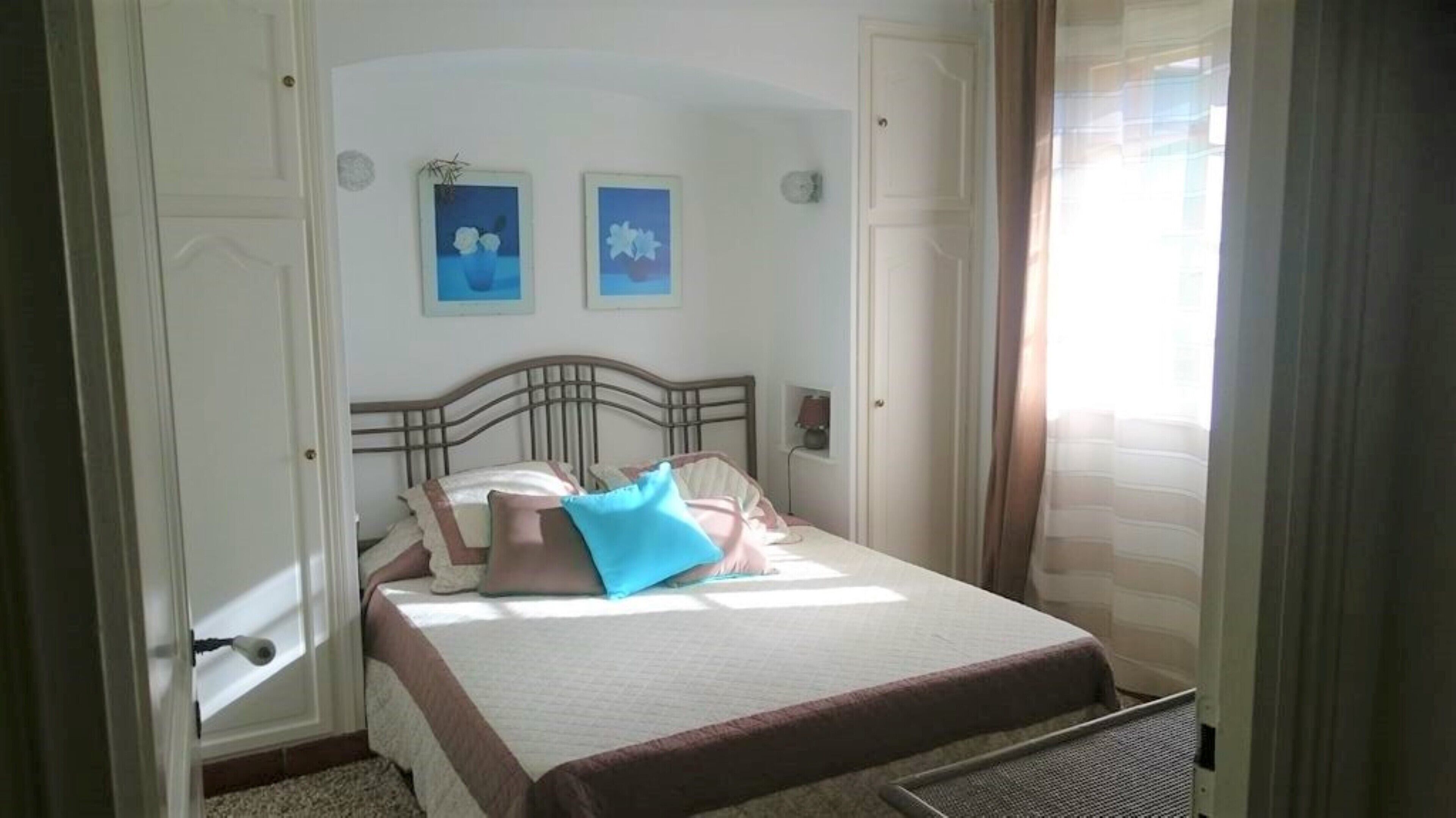 Villa with swimming pool close to the sea and the city center