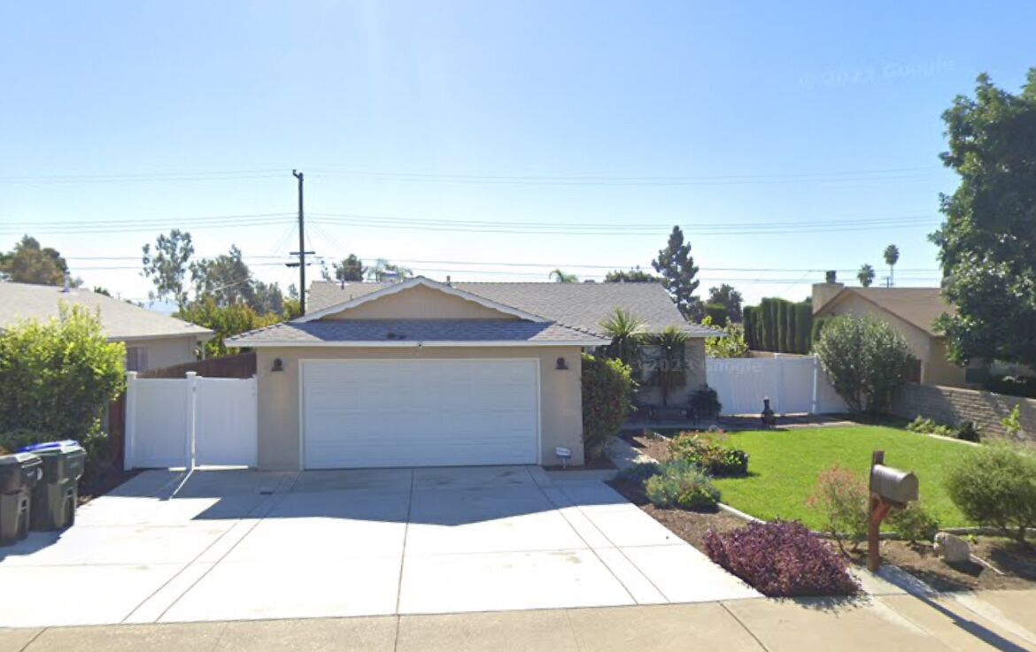 2 minutes drive to downtown Claremont. Walking distance to Restaurants and Shops