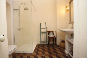 Douche, sĂšche-cheveux, serviettes fournies, savon