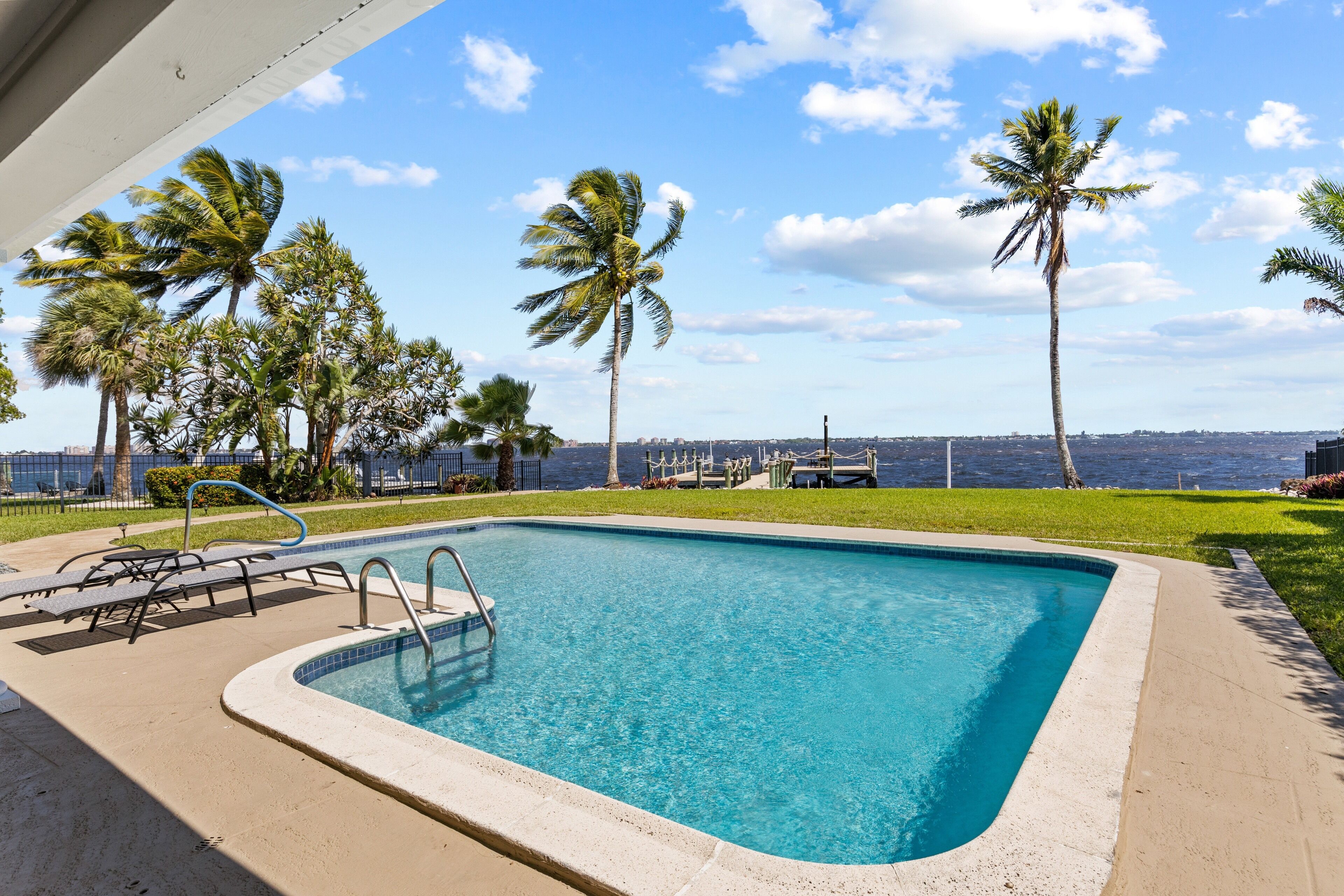 Riverfront saltwater heated pool home w/spectacular views & dolphins! - Villa Lorraine