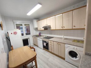 Kjøleskap, mikrobølgeovn, ovn og oppvaskmaskin