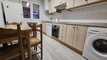 Kühlschrank, Mikrowelle, Ofen, Geschirrspüler