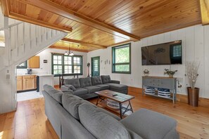 Smart-TV, Tischtennisplatte, Bücher