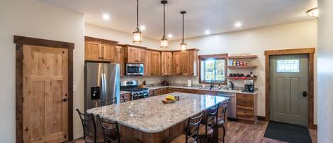 Private kitchen | Fridge, microwave, oven, stovetop