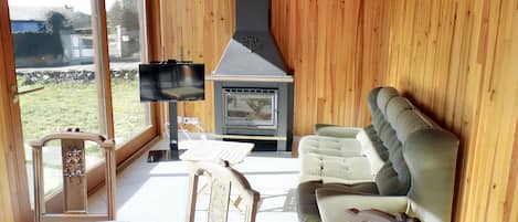 Televisión y chimenea