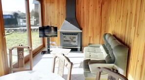 TV, fireplace - Homerez - Cozy chalet in Darazac with garden of 60 m² (Darazac)