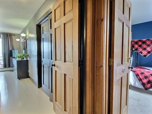 5 habitaciones, escritorio, tabla de planchar con plancha y wifi gratis