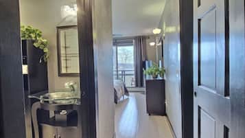 4 habitaciones, escritorio y tabla de planchar con plancha
