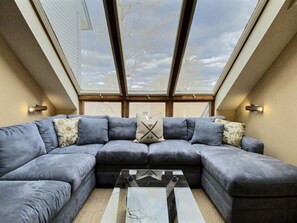 Smart-TV, Kamin, Videospiele, Bücher