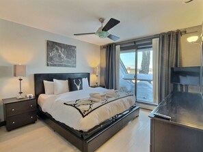 4 chambres, bureau, fer et planche à repasser, lit de bébé portatif