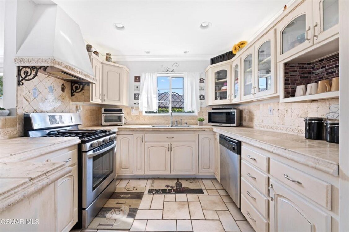 Gated property, main house 4bed 3bath amazing large pool. 