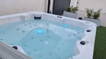 Bain à remous extérieur