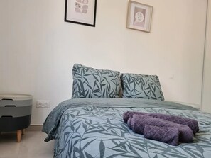 مكواة/لوح كي وسرير سفر وواي فاي مجانًا وملاءات أسرّة