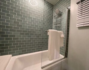 Combinazione doccia/vasca, asciugacapelli, asciugamani, sapone