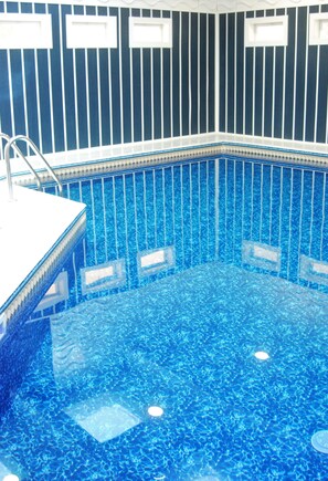 Innendørsbasseng og et oppvarmet basseng