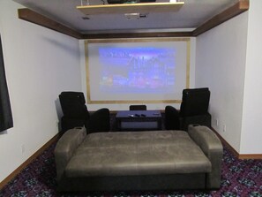 Smart-TV, Kamin, Videospiele, Bücher