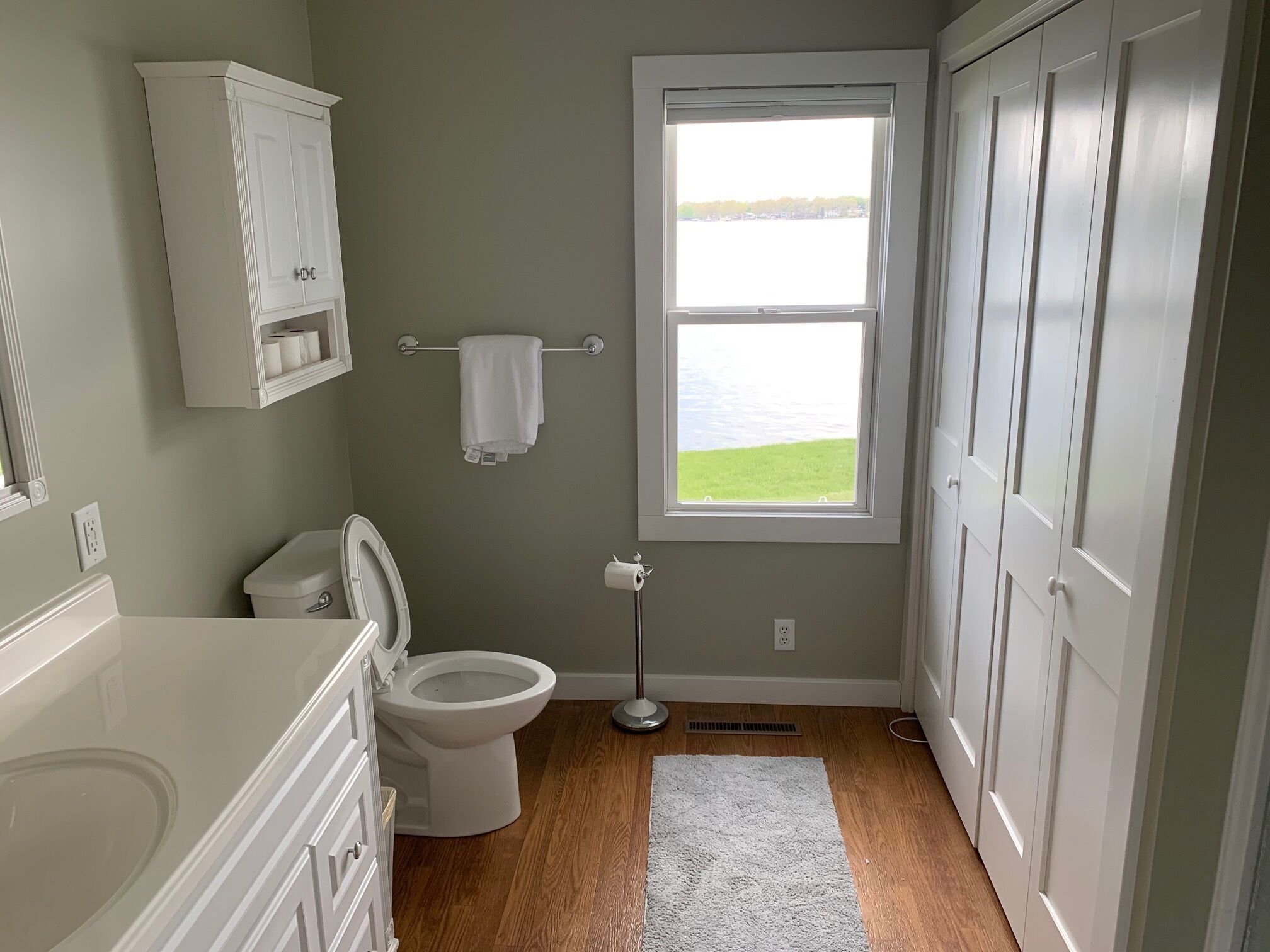 Nicely Appointed, Comfy Cottage ON THE LAKE  with Awesome Views - Sleeps 10